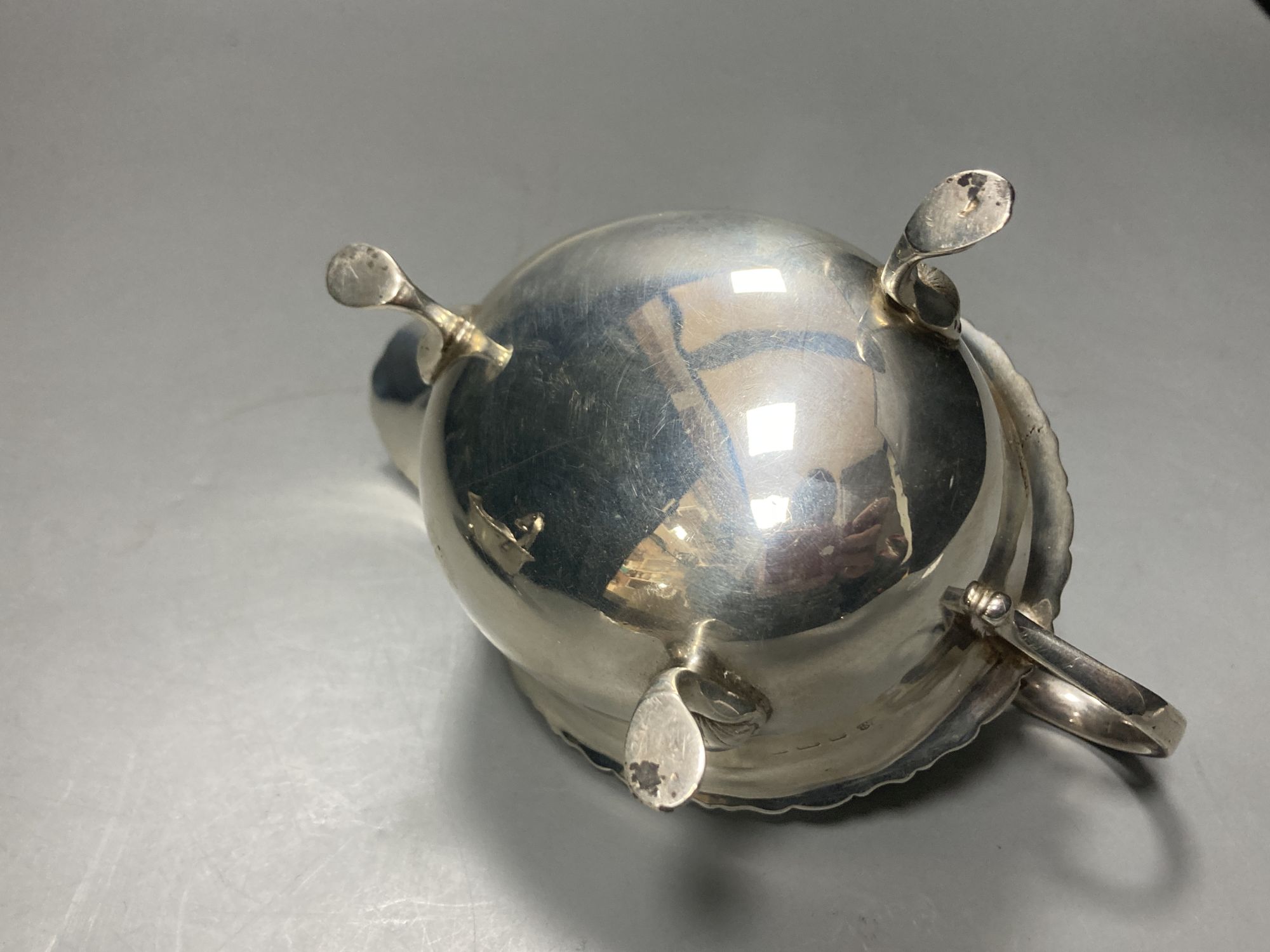 A pair of Edwardian silver sauceboats, Birmingham, 1906, height 8.9cm, 8.5oz.